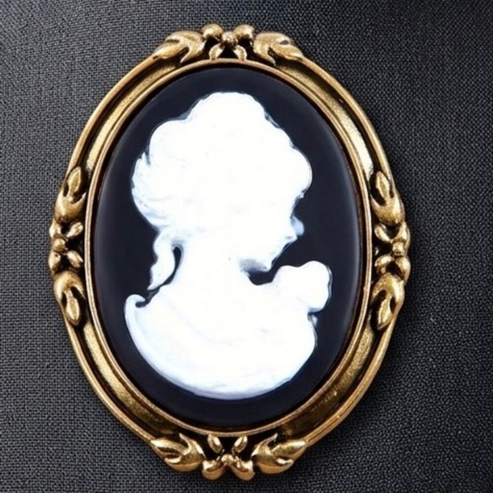 Brooch Blck Cameo & Scarf Clasp Featuring Oval Portrait L:1.5” W:1.20”